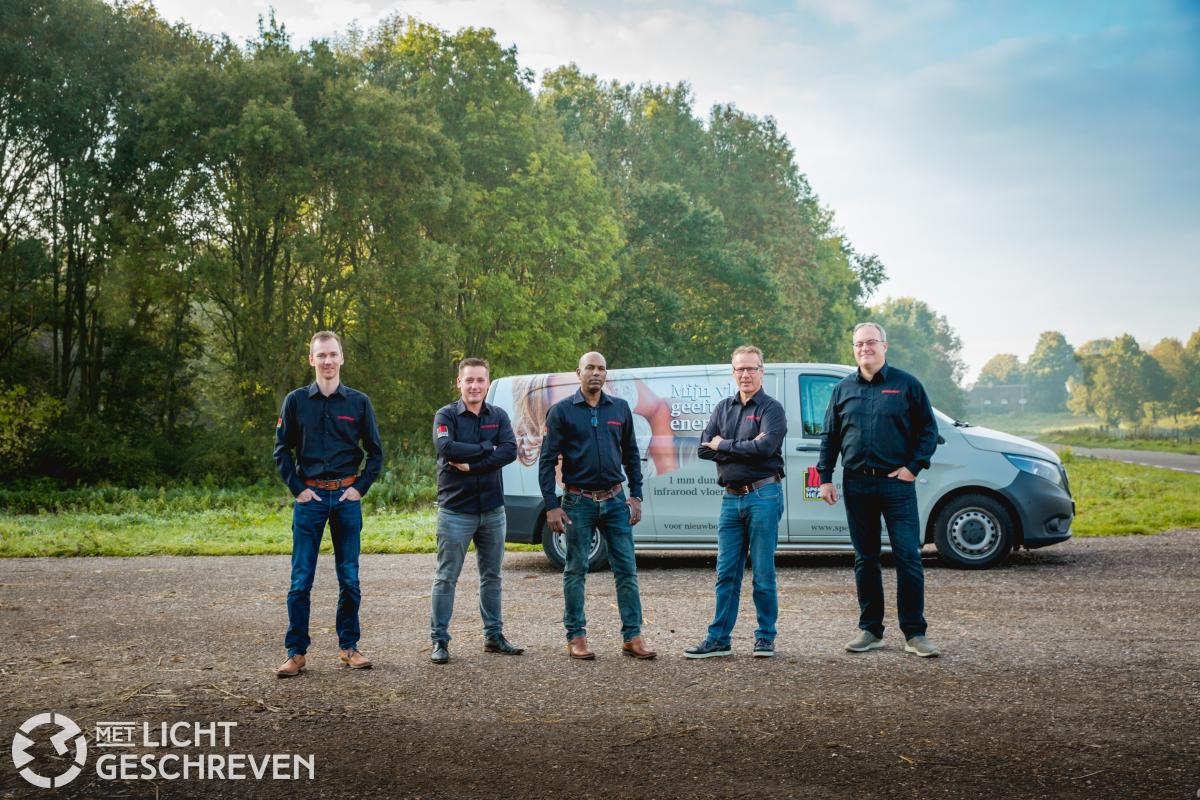 Bedrijfsfoto van 4 werknemers van Speed Heat voor een werkbus