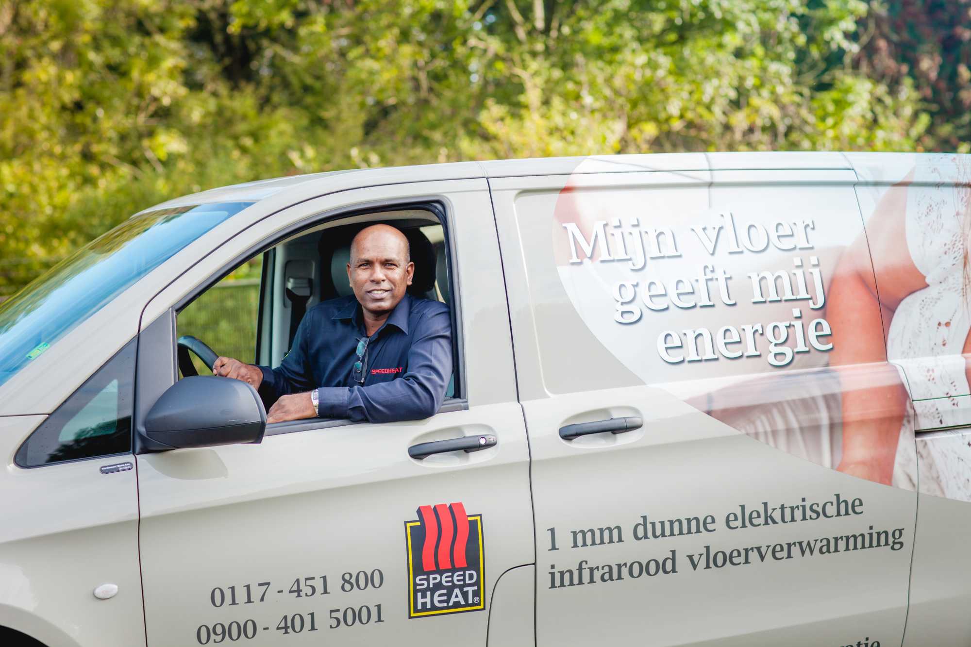 Werknemer van bedrijf speedheat in werkbusje zakelijke fotografie