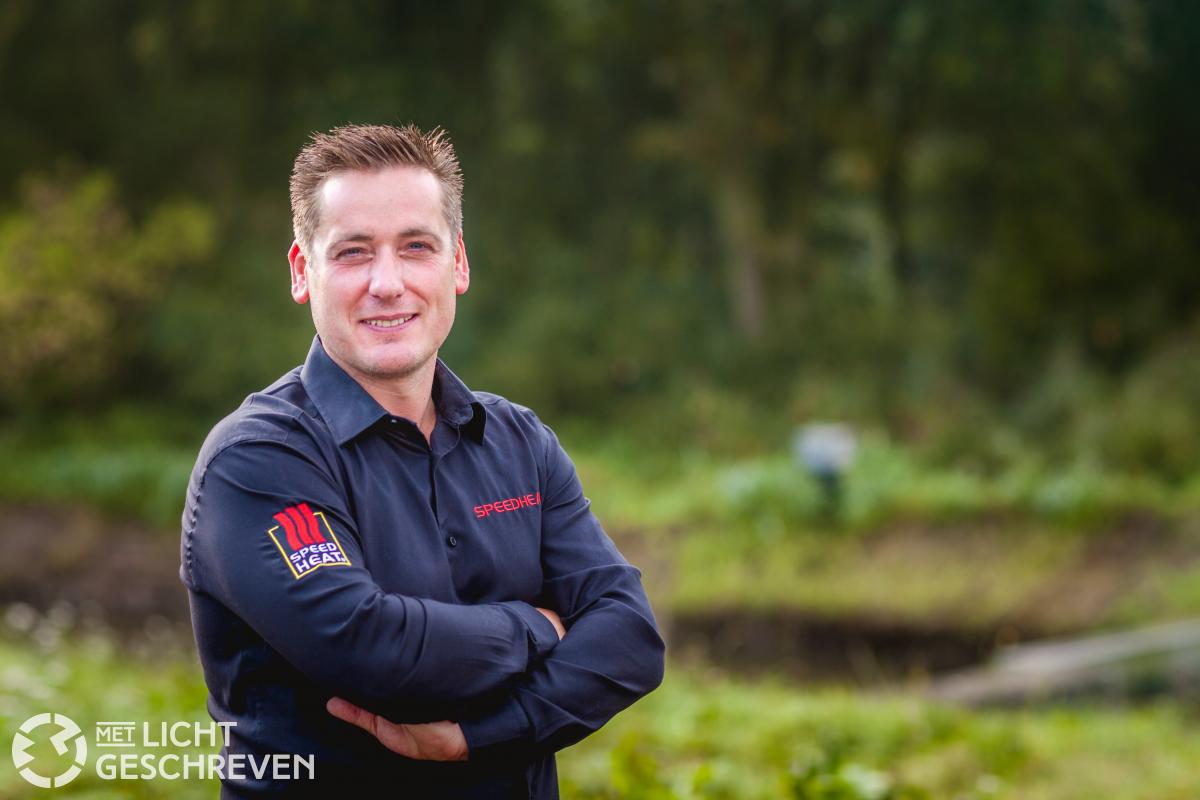 Man met zwarte blouse aan van Speed Heat