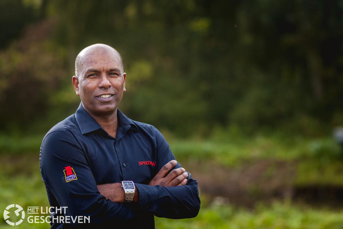 Man met zwarte blouse aan van Speed Heat