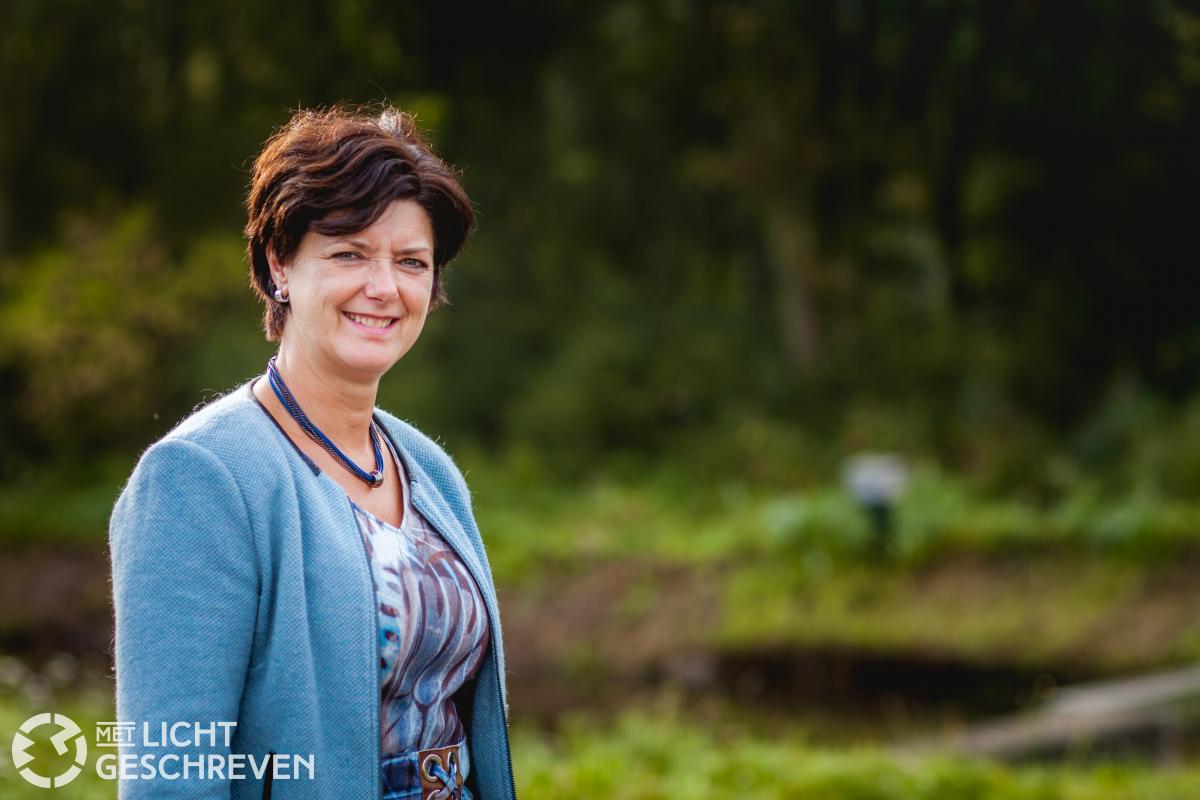 Zakelijke foto van vrouw met groene achtergrond