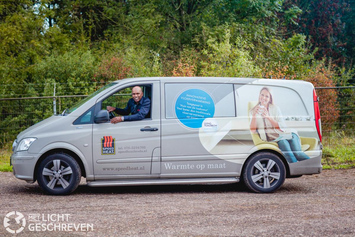 Zakelijke foto van werknemer in werkbus