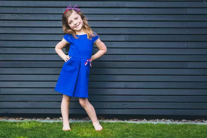Productfotografie in Brabant met meisjes in rose en rood retro jurkjes