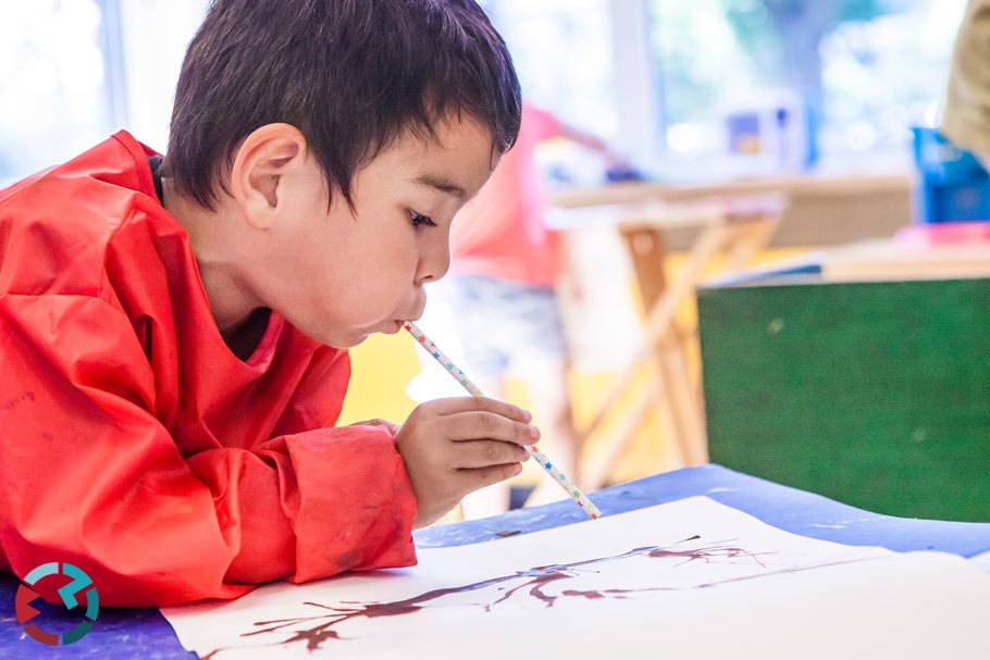 Kind maakt een werkje in de klas zakelijke reportage