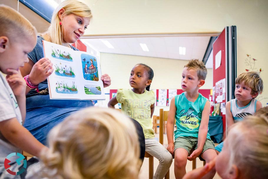 Juf leest voor in de kring bij kleuters fotografie bedrijf