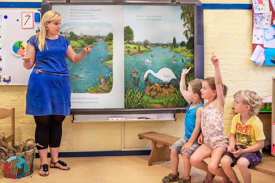 Juf staat voor het digibord in de kleuterklas Brabant Tilburg