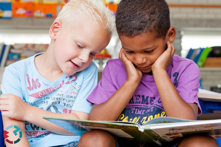 Twee kinderen lezen een prentenboek samen portretfoto's voor CITO