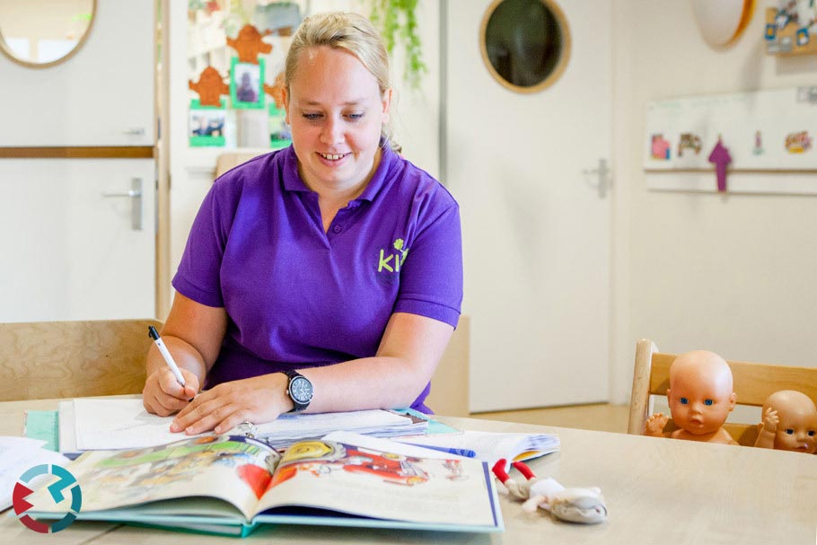 Leidster doet voorbereidend werk in de groep fotograaf voor lesboeken