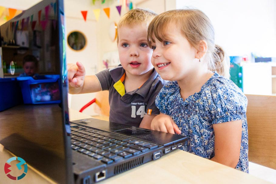 Twee kinderen achter een laptop op het kinderdagverblijf bedrijfsreportage