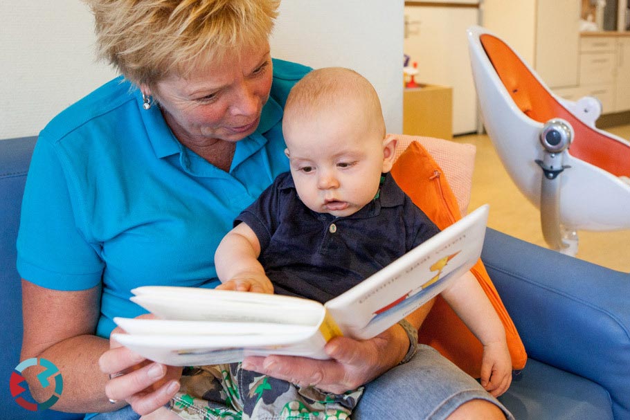 KDV leidster leest voor een baby redactionele fotografie Eindhoven Breda