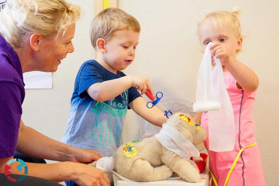 Kinderen spelen doktertje zakelijke fotografie