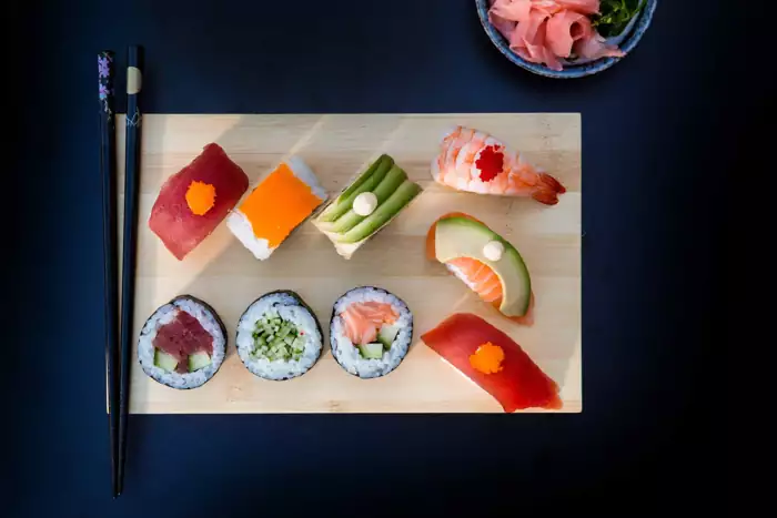 Verschillende sushi op plankje gefotografeerd voor zakelijke fotografie