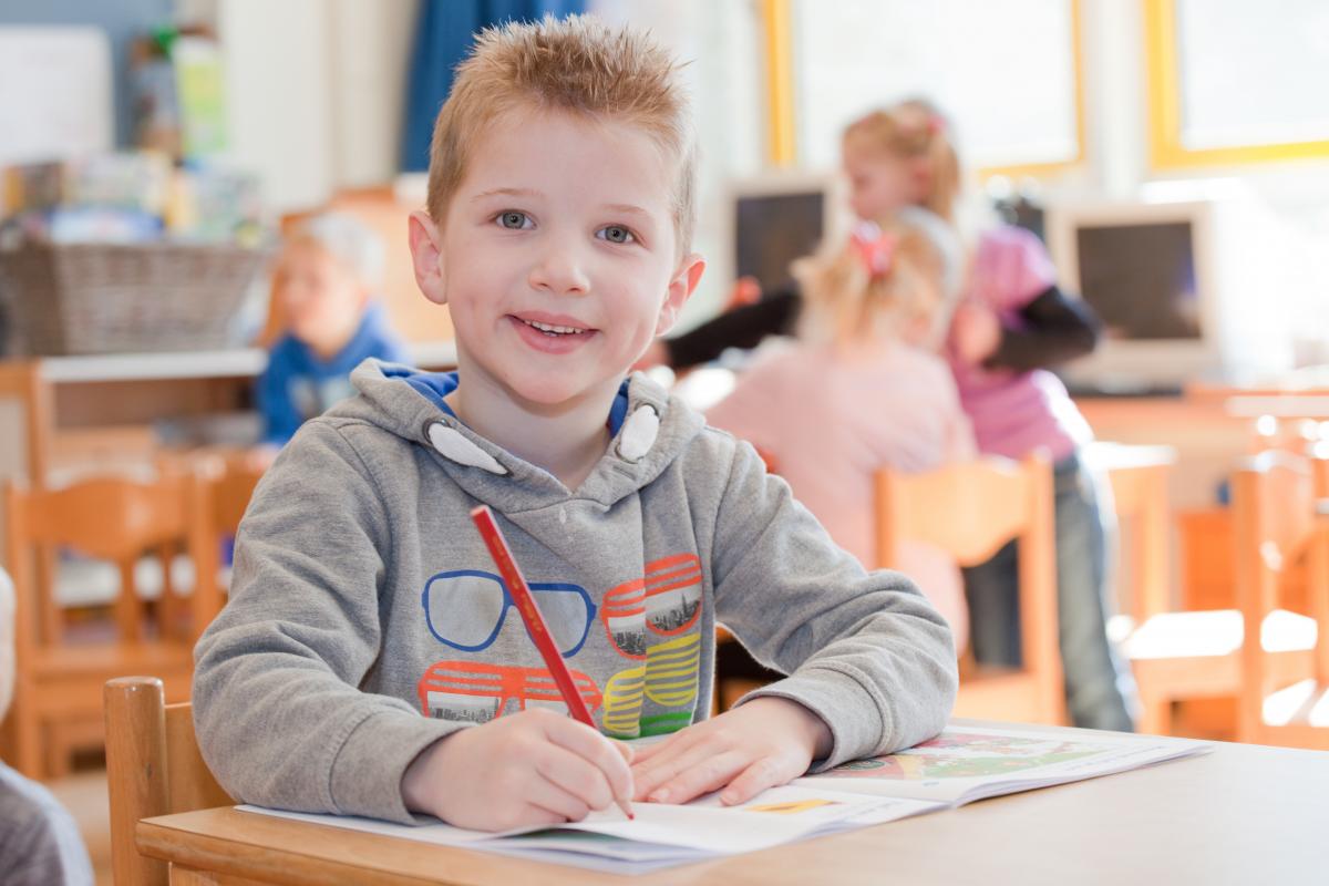 Jongen_uit_groep_3_werkt_in_zijn_werkboek_