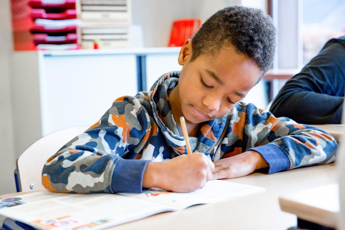 Jongen_werkt_zelfstandig_in_zijn_werkboek.