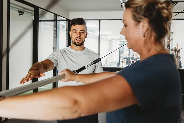 Personal trainer aan het werk in beeld voor een brandingshoot voor een klein bedrijf