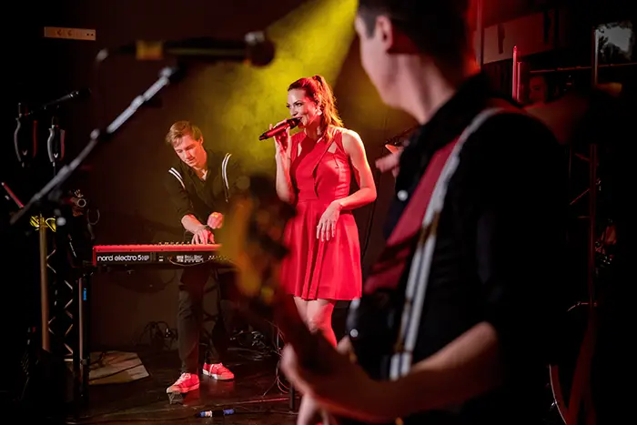 Zakelijke foto's van een optreden van band Feisty Fenix voor hun website door een bedrijfsfotograaf