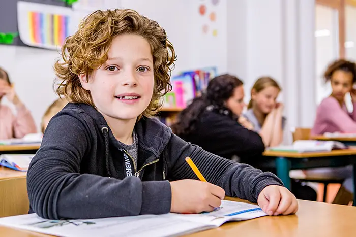 Redactionele fotografie van een kind op school in Waalwijk voor lesmateriaal van Educatieve uitgever Delubas