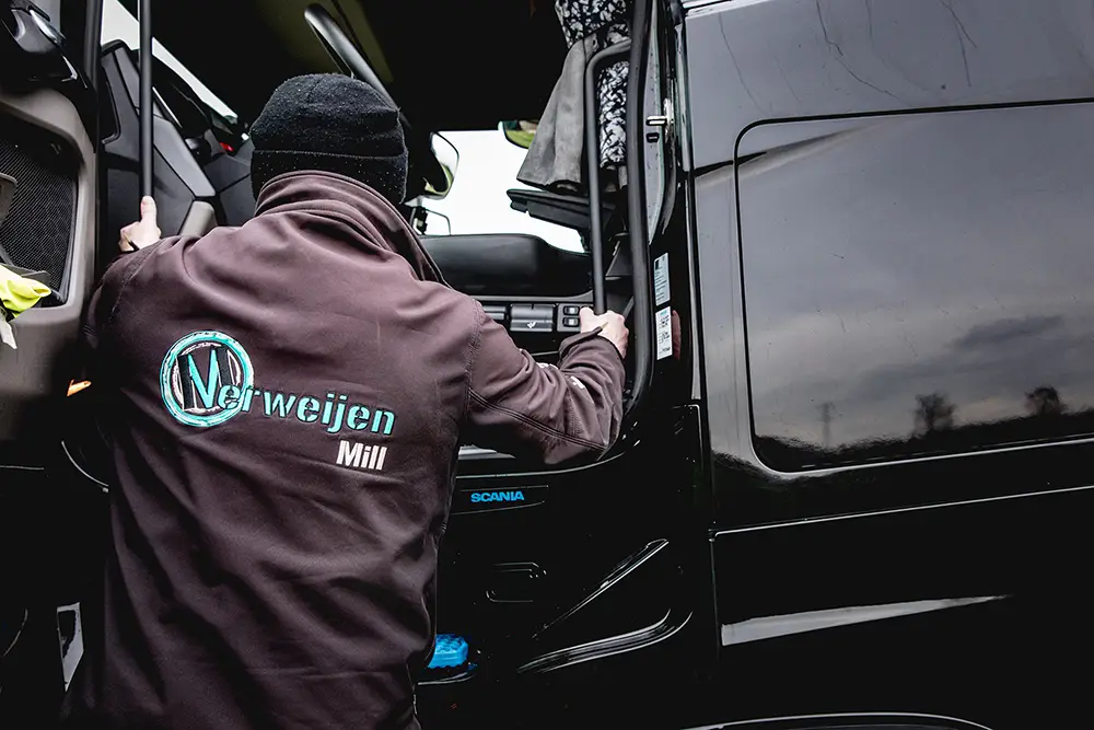 Ontspannen branding fotoshoot van bedrijfskleding van een vervoersbedrijf uit Mill in Brabant