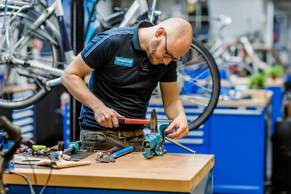 Zakelijk ontspannen portret van ondernemer fietsenwinkel in Drunen | Noord Brabant